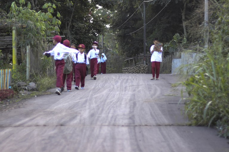 Anak-anak SD berjalan menuju sekolah mereka di Agam, Sumatra Barat, 5 Desember 2023. [Wica Harefa/AP]