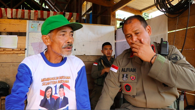Mokhamad Alfian Hidayat salah seorang Komandan Operasi Satgas Madago Raya, mendengarkan penuturan Yunus Laode tentang kisah seorang warga yang dipenggal oleh teroris MIT, di Kabupaten Poso Pesisir, Sulawesi Tengah, 26 Februari 2022. (Dandy Koswaraputra/BenarNews)