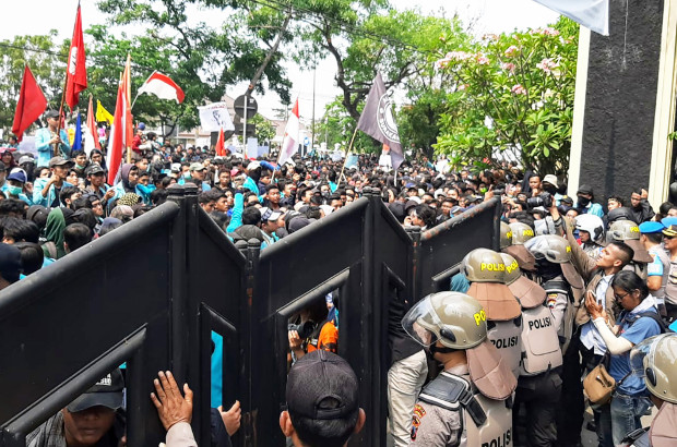 Massa berusaha masuk ke halaman gedung DPRD Surakarta di Solo, Jawa Tengah, 24 September 2019. (Kusumasari Ayuningtyas/BeritaBenar)