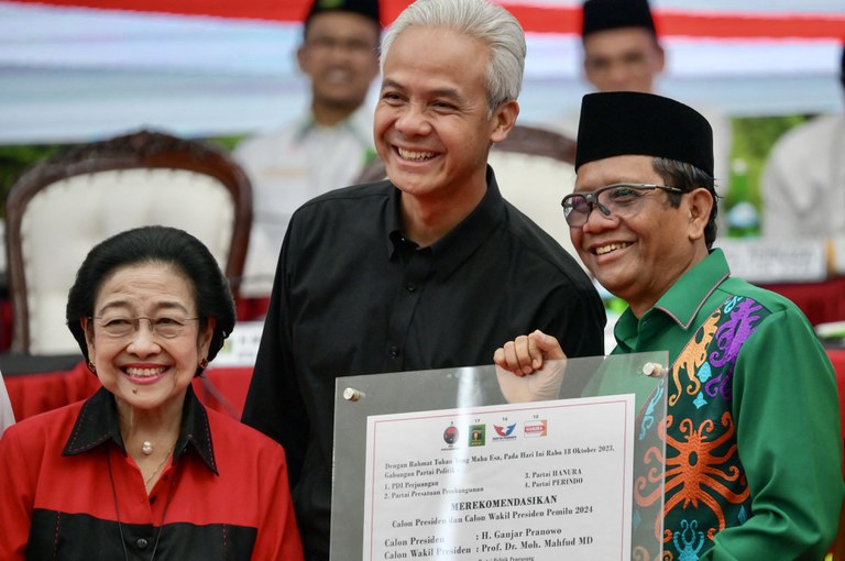 Mantan presiden Indonesia dan pemimpin Partai Demokrasi Indonesia Perjuangan (PDIP) Megawati Sukarnoputri (kiri) berfoto bersama mantan Gubernur Jawa Tengah Ganjar Pranowo (tengah) dan Mahfud MD (kanan), Menteri Koordinator Politik, Hukum, dan Keamanan, setelah keduanya diumumkan sebagai kandidat presiden dan wakil presiden dari PDIP di Jakarta pada 18 Oktober 2023. [Bay Ismoyo/AFP]