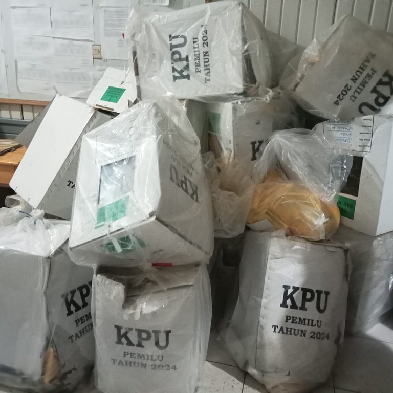 Sejumlah kotak suara Pemilu 2024 yang dirusak massa di Distrik Kebo, Kabupaten Paniai, Provinsi Papua Tengah pada 12 Februari 2024. [Dok. Polda Papua]