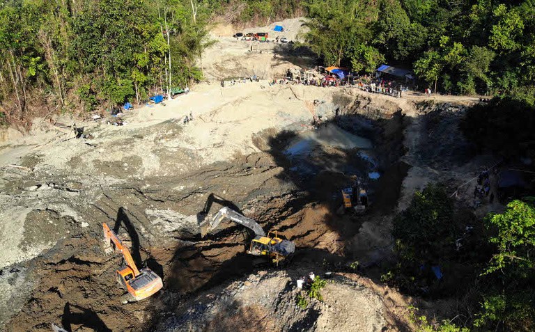 Alat berat mengeruk tanah untuk mencari emas di lokasi pertambangan emas ilegal Desa Buranga, 25 Februari 2021. [Keisyah Aprilia/BenarNews]