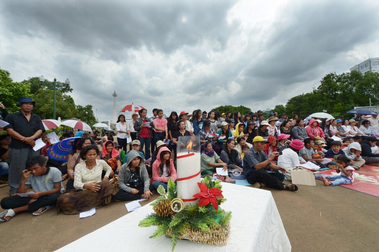 Para pemeluk agama Nasrani dari GKI Yasmin di Bogor dan Gereja Protestan Batak Filadelfia merayakan Natal di depan Istana Merdeka Jakarta sebagai protes disegelnya gereja mereka oleh pemerintah daerah setempat, pada 25 Desember 2012. [AFP]