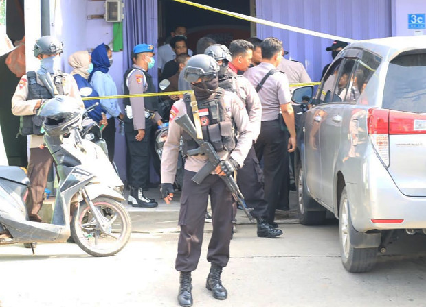 Polisi menggeledah rumah seorang terduga teroris yang ditangkap di Samarinda, Kalimantan Timur, 19 November 2019. (Gunawan/BeritaBenar)
