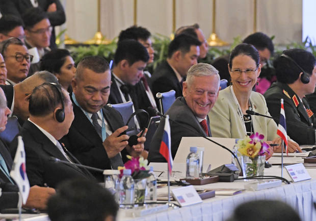 Menteri Pertahanan Amerika Serikat James Mattis (tengah) menghadiri Pertemuan Menteri Pertahanan ASEAN-Plus yang ke-5 dalam KTT Pertahanan ASEAN di Singapura, 20 Oktober 2018. (AFP)