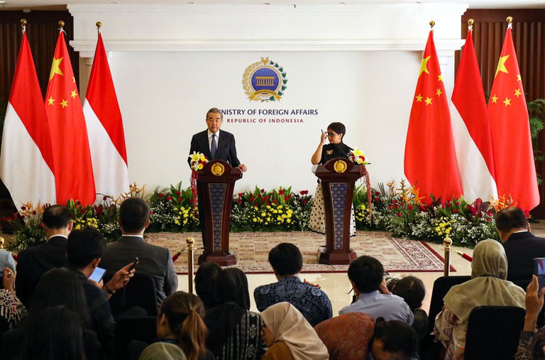 Menteri Luar Negeri China Wang Yi (kiri) dan Menteri Luar Negeri Indonesia Retno Marsudi melakukan konferensi pers setelah pertemuan bilateral keduanya di Kementerian Luar Negeri Indonesia di Jakarta, 18 April 2018. [Eko Siswono Toyudho/BenarNews]