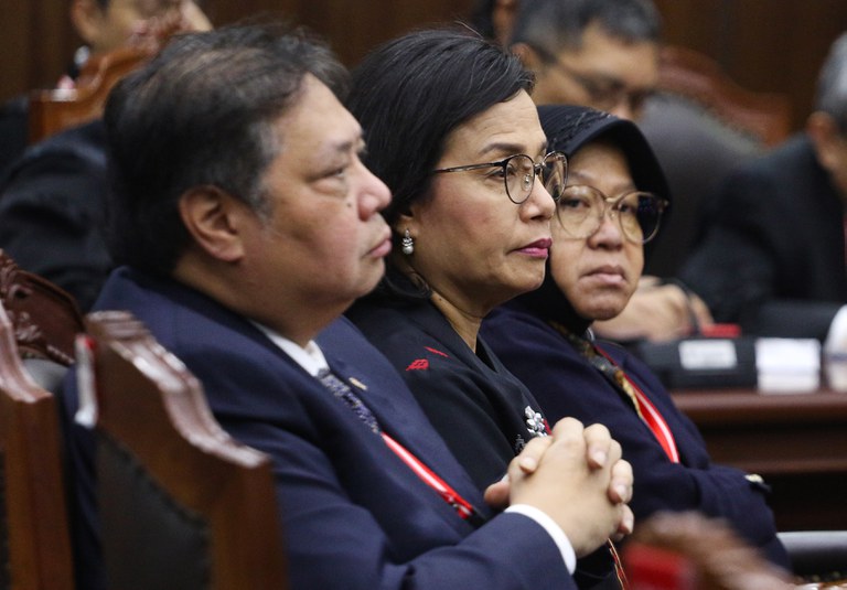 Menteri Koordinator Bidang Perekonomian Airlangga Hartarto (kiri), Menteri Keuangan Sri Mulyani, dan Menteri Sosial Tri Rismaharini mendengarkan keterangan dalam sidang Mahkamah Konstitusi di Jakarta, 5 April 2024. [Eko Siswono Toyudho/BenarNews]