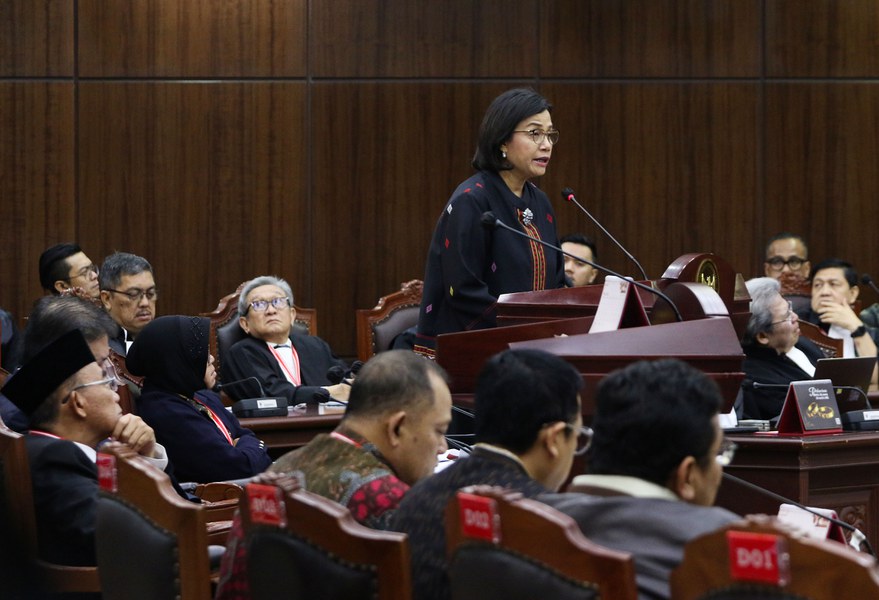 Menteri Keuangan Sri Mulyani memberikan kesaksian dalam sidang sengketa Pemilu 2024 yang diajukan pasangan calon presiden yang kalah Anies Baswedan dan Ganjar Pranowo di Mahkamah Konstitusi di Jakarta, 5 April 2024.