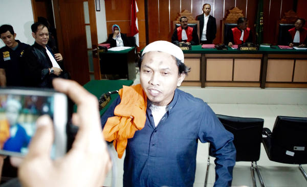 Suryadi Mas’ud berbicara kepada wartawan usai divonis 10 tahun penjara di Pengadilan Negeri Jakarta Barat, 6 Februari 2018. (Arie Firdaus/BeritaBenar)