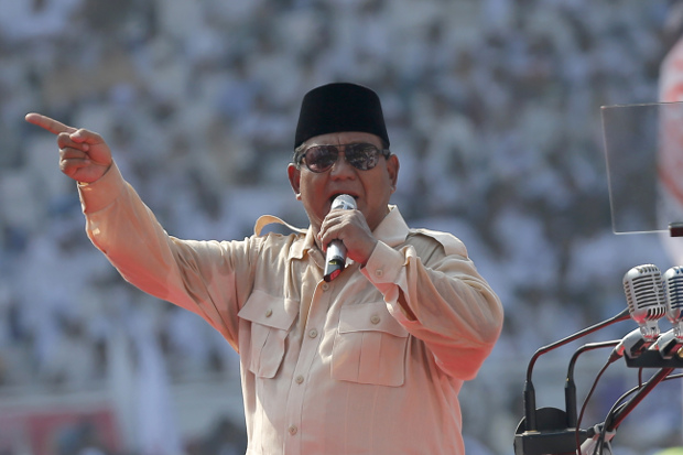Kandidat presiden Prabowo Subianto berpidato dalam kampanye akbar pemilihan presiden di Stadion Gelora Bung Karno di Jakarta, 7 April 2019. (AP)