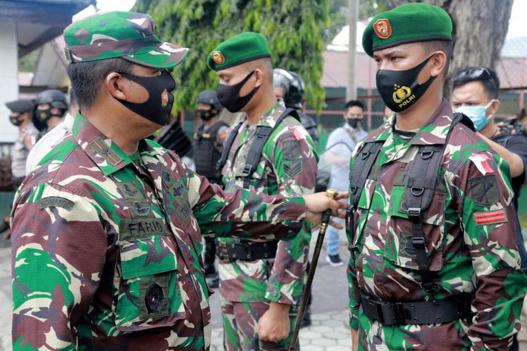 Wakil Komandan Satgas Operasi Madago Raya Brigjen Farid Makruf (kiri) mengecek kesiapan personel yang akan dikirim mengikuti Operasi Madago Raya di Poso, 17 Mei 2021. [Keisyah Aprilia/BenarNews]