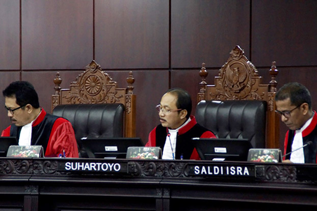 Hakim Suhartoyo memimpin sidang uji materi UU MD3 di gedung Mahkamah Konstitusi, Jakarta, 21 Maret 2018. (Arie Firdaus/BeritaBenar)
