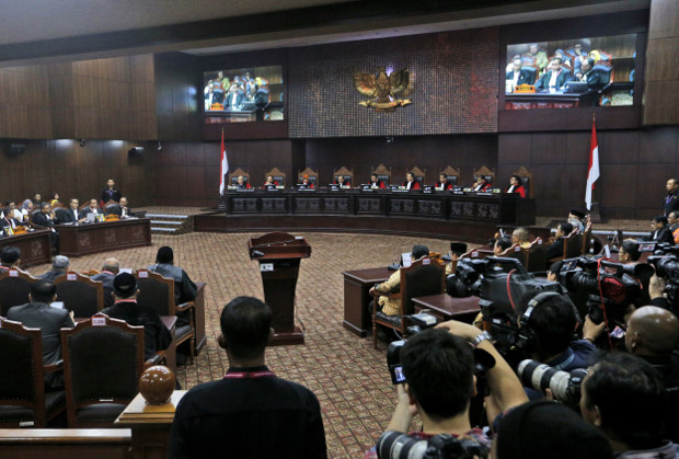 Majelis hakim yang terdiri dari sembilan orang melakukan sidang akhir gugatan hasil pemilihan presiden yang diajukan oleh pasangan kandidat Prabowo Subianto-Sandiaga Uno di Mahkamah Konstitusi di Jakarta, 27 Juni 2019. (AP )