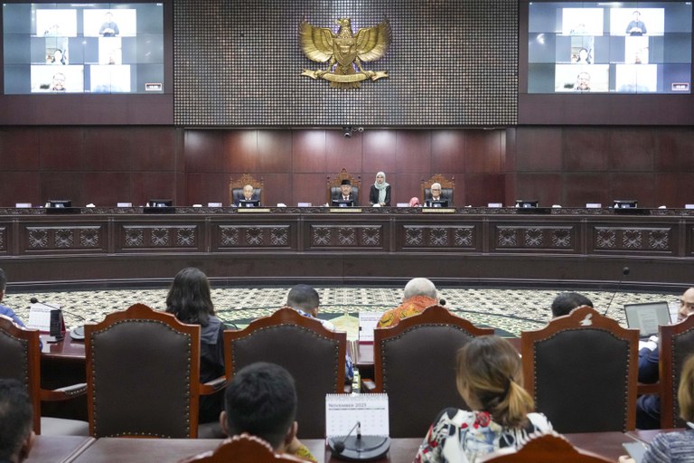 Ketua Dewan Kehormatan Mahkamah Konstitusi Jimly Asshiddiqie (tengah) menyampaikan putusannya atas pemeriksaan dugaan pelanggaran etik yang dilakukan Ketua Hakim Anwar Usman, di Jakarta, 7 November 2023. [AP Photo/Tatan Syuflana]