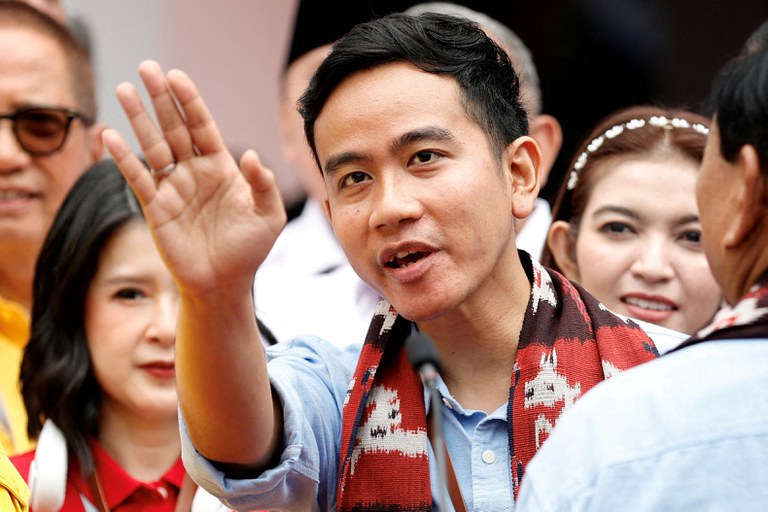 Gibran Rakabuming Raka, yang merupakan putra tertua Presiden  Joko “Jokowi” Widodo, melambaikan tangan setelah mendaftarkan diri sebagai calon wakil presiden mendampingi calon presiden Prabowo Subianto dalam pemilu tahun depan, di Jakarta, 25 Oktober 2023. [Willy Kurniawan/Reuters]