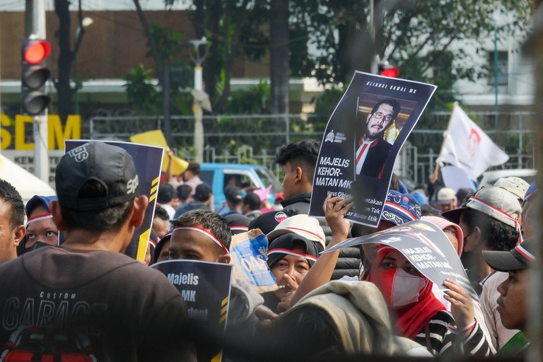 Para aktivis berunjuk rasa di depan Gedung Mahkamah Konstitusi di Jakarta pada 7 November 2023, sebelum Majelis Kehormatan Mahkamah Konstitusi (MKMK) membacakan keputusan terkait kebijakan Mahkamah Konstitusi yang mengubah persyaratan umur calon presiden/wakil presiden yang membuka jalan bagi Gibran Rakabuming Raka, putra Presiden Joko Widodo menjadi calon wakil presiden dalam Pemilu 2024. [Bay Ismoyo/AFP]