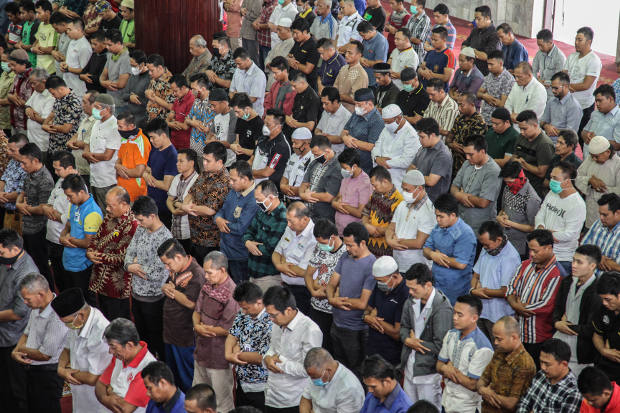 Muslim melakukan salat Jumat di sebuah masjid di Medan, Sumatra Utara, tanpa melakukan pembatasan sosial/fisik di tengah mewabahnya virus corona, pada Jumat, 3 April 2020. 