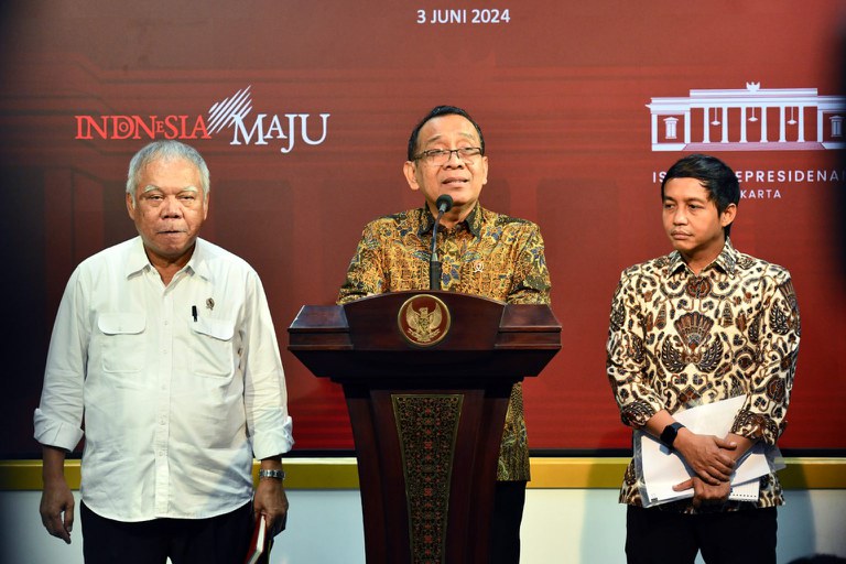 Keterangan Pers Menteri Sekretaris Negara Pratikno (tengah), Menteri Pekerjaan Umum dan Perumahan Rakyat (PUPR)  Basuki Hadimuljono (kiri) dan Wamen ATR/BPN Raja Juli Antoni (kanan), di Kantor Presiden, Jakarta, 3 Juni 2024.