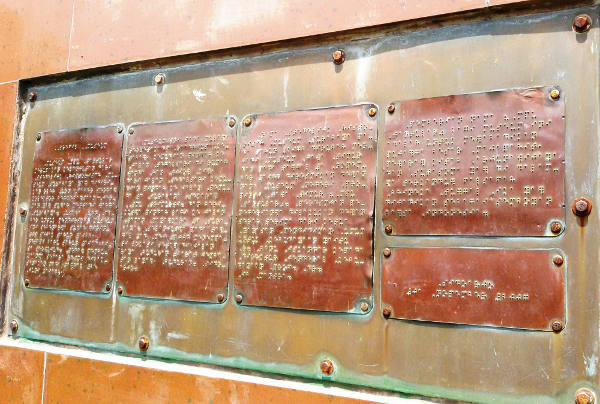 Papan petunjuk dalam huruf braille dipajang di depan pintu masuk Gedung Pameran Tunanetra. (Yovinus Guntur/BeritaBenar)