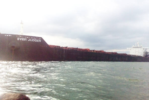  Kapal MV Ever Judger yang masih berada di Teluk Balikpapan, Kalimantan Timur, 12 April 2018. (Gunawan/BeritaBenar) 