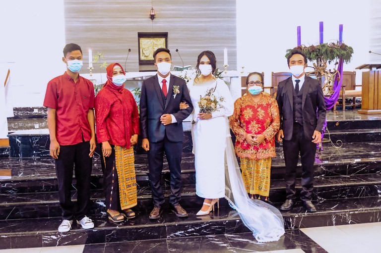 Pasangan beda agama, Eugenius Audax Aditya dan Tegar Yudha Restuti (tengah) dengan didampingi oleh keluarga masing-masing melangsungkan pernikahan secara Katolik di Gereja Santo Leo Agung, Jakarta, pada 4 Desember 2020, yang langsung disusul dengan ijab kabul secara Islam di kantor Indonesia Conference on Religion and Peace (ICRP) di  Cempaka Putih, Jakarta. [Foto dok: Eugenius Audax Aditya]