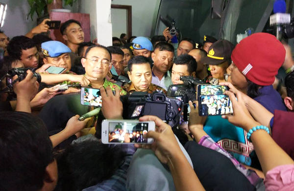 Mantan Ketua DPR Setya Novanto (tengah) berbicara kepada wartawan setelah divonis 15 tahun di Pengadilan Tindak Pidana Korupsi Jakarta, 24 April 2018. (Rina Chadijah/BeritaBenar)