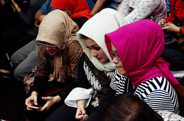 Deisti Astriani Tagor (tengah), istri Setya Novanto, menghadiri persidangan suaminya di Pengadilan Tindak Pidana Korupsi Jakarta, 13 Desember 2017. (Arie Firdaus/BeritaBenar)