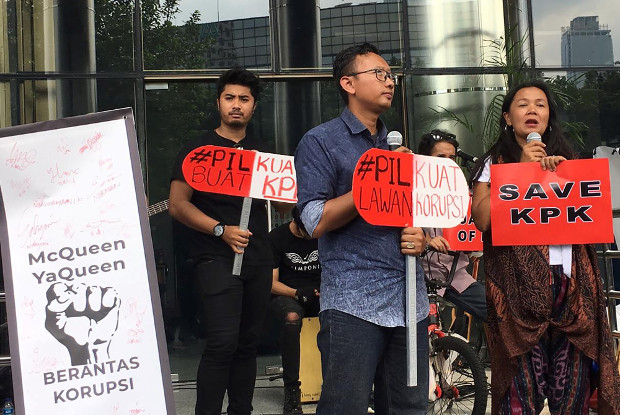 Sejumlah aktivis menyatakan dukungan kepada KPK saat melakukan aksi di Jakarta, 15 Januari 2019. (Rina Chadijah/BeritaBenar)