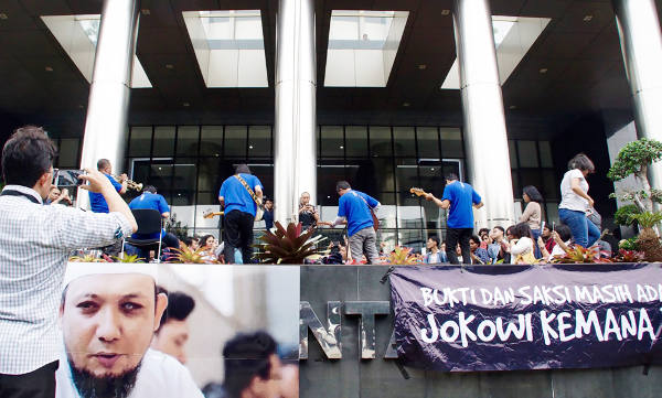 Penyambutan Novel Baswedan di Gedung KPK, Jakarta, dimeriahkan pertunjukan musik yang dihadiri aktivis antikorupsi, 22 Februari 2018. (Arie Firdaus/BeritaBenar)