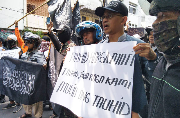 Sejumlah warga membawa poster saat menggelar aksi unjuk rasa di Solo, Jawa Tengah, 23 Oktober 2018. (Kusumasari Ayuningtyas/BeritaBenar)