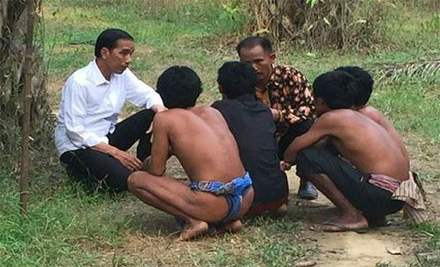 Presiden Jokowi berbincang-bincang dengan warga Suku Anak Dalam, di Sarolangun, Jambi, 30 Oktober 2015. (Dok. Setkab RI)