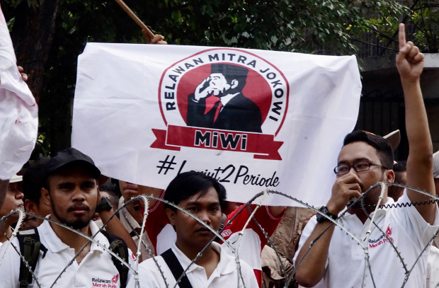Pendukung Jokowi berorasi saat pendaftaran pasangan calon presiden dan wakil presiden di gedung Komisi Pemilihan Umum Pusat di Jakarta, 10 Agustus 2018. (Arie Firdaus/BeritaBenar)