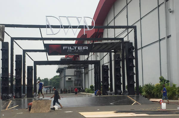 Sejumlah pekerja mempersiapkan arena DWP di JIExpo Kemayoran, Jakarta Pusat, 14 Desember 2017. (Nisita Kirana Pratiwi/BeritaBenar)