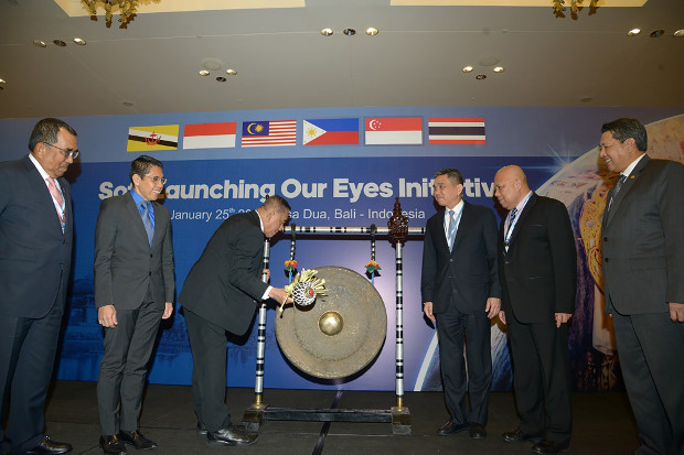 Menteri Pertahanan Ryamizard Ryacudu memukul gong sebagai simbol soft launching Our Eyes Initiative di Bali, 25 Januari 2018. (Dok. Kemenhan)