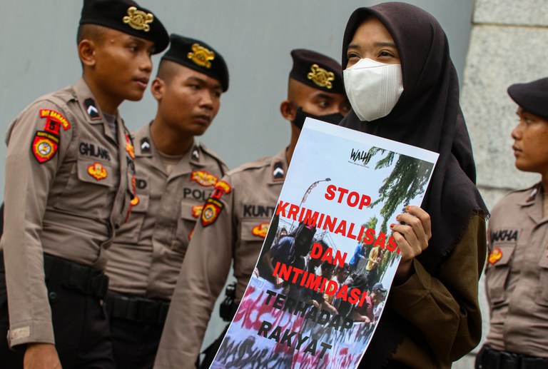 Seorang warga yang tergabung dalam Solidaritas Nasional Untuk Rempang melakukan aksi unjuk rasa di depan Kedutaan Besar Rakyat China di Jakarta, pada Selasa, 19 September 2023. [Eko Siswono Toyudho/BenarNews]