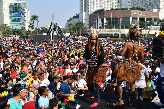Menggemakan persatuan dan kesatuan bangsa, ratusan warga Papua yang tinggal di Jakarta menggelar acara musik dan tarian Yospan Papua di sela-sela kegiatan Car Free Day (CFD) Bundaran Hotel Indonesia (HI), Jakarta, Minggu, 1 September 2019.