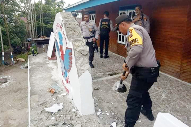 Polisi menghancurkan pagar bangunan yang dijadikan sebagai Sekretariat KNPB wilayah Mimika, Papua, 31 Desember 2018. (Dok. PAHAM Papua)