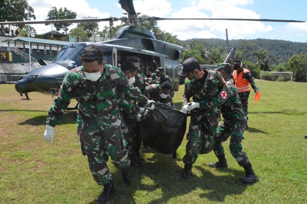 Evakuasi Jenazah Perawat, 1 TNI Tewas dalam Baku Tembak dengan Separatis Evakuasi Jenazah Perawat, 1 TNI Tewas dalam Baku Tembak dengan Separatis