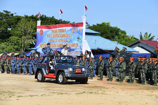 Panglima TNI Marsekal Hadi Tjahjanto memeriksa pasukan saat peresmian satuan baru TNI di Sorong, Papua Barat, 11 Mei 2018. (Dok. Puspen TNI)