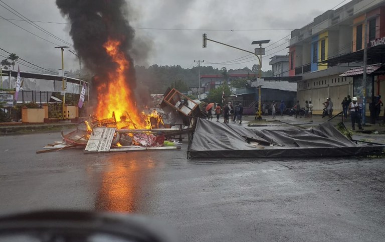 Api berkobar dalam kerusuhan di Manokwari, Papua, 19 Agustus 2019. Sejumlah unjuk rasa yang berujung rusuh terjadi di berbagai wilayah di Papua dan Papua Barat sebagai reaksi atas perlakuan rasis oleh aparat keamanan terhadap mahasiswa Papua di Jawa Timur beberapa hari sebelumnya. [AP]