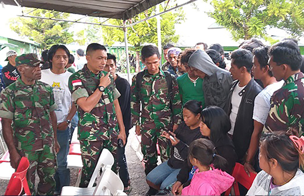Keluarga yang jadi korban pembunuhan di Nduga datang ke Markas Kodim Jayawijaya di Wamena, Papua, 4 Desember 2018, untuk mendapat informasi tentang saudara mereka. (Islami/BeritaBenar)