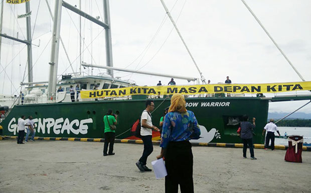 Rainbow Warrior, kapal kampanye lingkungan milik Greenpeace berlabuh di Manokwari, Papua Barat, 12 Maret 2018. (Charles Tawaru/BeritaBenar)