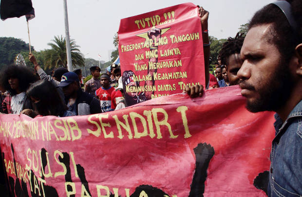 Mahasiswa Papua membentangkan spanduk saat menggelar aksi damai di depan Istana Kepresidenan di Jakarta, 2 Agustus 2018. (Arie Firdaus/BeritaBenar)