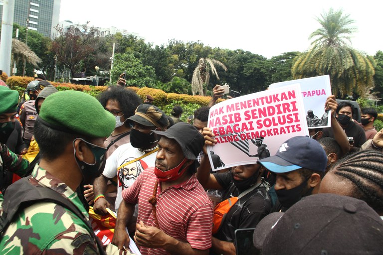 Sekelompok aktivis pro-kemerdekaan Papua yang melakukan protes bersitegang dengan aparat kepolisian di Jakarta, 19 Desember 2020. [AFP]