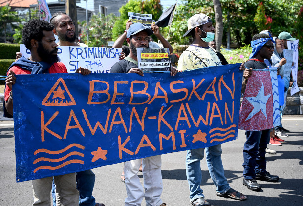 Dalam foto tertanggal 6 september 2019 ini, sejumlah warga Papua di Denpasar, Bali, melakukan unjuk rasa menuntut dibebaskannya sejumlah aktivis yang ditangkap oleh aparat keamanan karena mendukung protes yang dipicu oleh kemarahan atas prilaku rasisme terhadap mahasiswa Papua di Jawa pertengan Agustus lalu. (AFP)