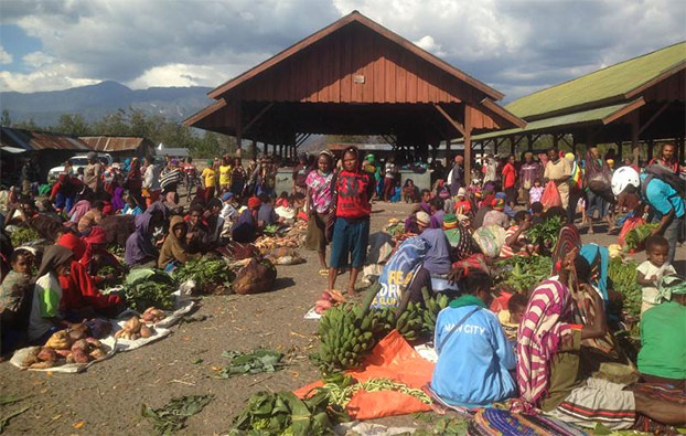 Para perempuan di pasar Jigibama, Lembah Baliem, Wamena, Kabupaten Jayawijaya. Keuntungan yang mereka dapatkan sangat kecil, hanya mencapai Rp 150 ribu setiap hari. (BeritaBenar)