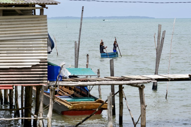 Foto yang diambil pada 18 September 2023 ini memperlihatkan perkampungan nelayan di Desa Sebulang di Pulau Rempang, Provinsi Kepulauan Riau. Pemerintah telah meminta 7.500 penduduk pulau Rempang, termasuk kelompok etnis Melayu dan Orang Darat, untuk meninggalkan tempat tinggal mereka untuk memberi ruang bagi pabrik pengolahan pasir kuarsa. [Bay Ismoyo/AFP]