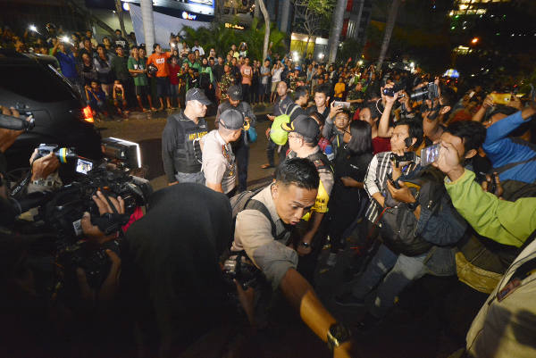 Suasana penggeledahan rumah seorang terduga teroris di kawasan Dukuh Pakis, Surabaya, Jawa Timur, 16 Mei 2018. (Yovinus Guntur/BeritaBenar)