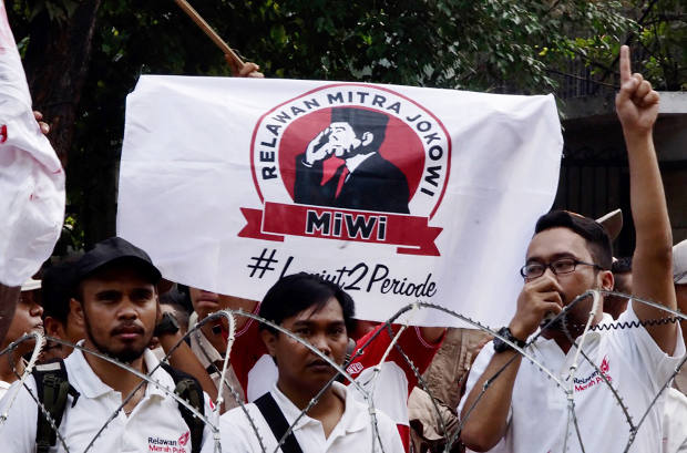 Pendukung bakal calon presiden Joko Widodo berorasi di depan gedung Komisi Pemilihan Umum (KPU) Jakarta, 10 Agustus 2018. (Arie Firdaus/BeritaBenar)