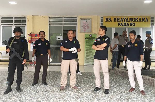 Sejumlah polisi bersiaga di luar di Rumah Sakit Bhayangkara Padang, Sumatera Barat, 12 November 2017. (M. Sulthan Azzam/BeritaBenar)